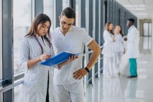 equipe-jeunes-medecins-specialistes-debout-dans-couloir-hopital
